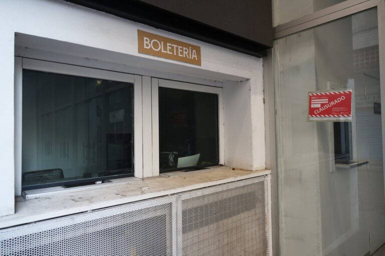 Fachada del Teatro Argentino de Buenos Aires con boletería abandonada y franja roja de clausura