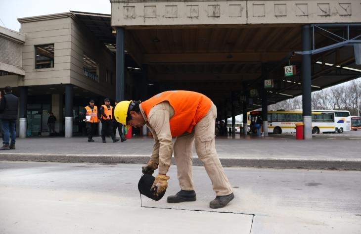 Obras de repavimentación en el acceso de colectivos de la Terminal de Ómnibus Bernabé Aráoz