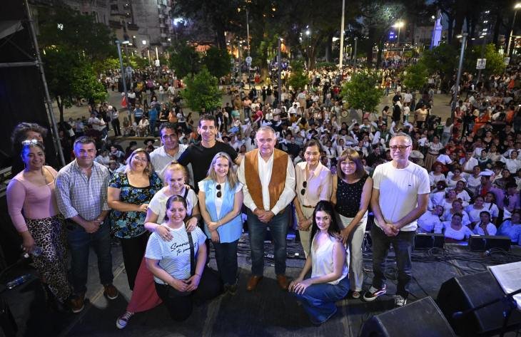 Bailarines de academias de danza durante Tucumán Danza en la Plaza Independencia