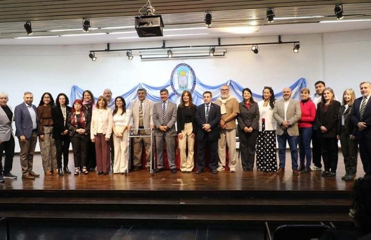Autoridades provinciales y universitarias durante el acto inaugural del Trayecto de Formación en Estrategias de Prevención del Suicidio en la Facultad de Psicología de la UNT