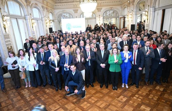 Gobernador Osvaldo Jaldo durante la presentación del Registro Público Provincial de Ficha Limpia en Casa de Gobierno