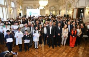 Autoridades y estudiantes durante el acto de reconocimiento en el Salón Blanco de Casa de Gobierno de Tucumán
