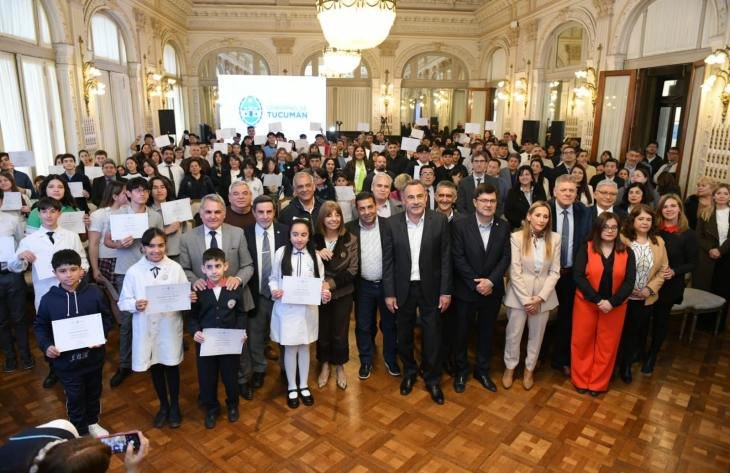 Autoridades y estudiantes durante el acto de reconocimiento en el Salón Blanco de Casa de Gobierno de Tucumán