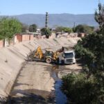 Maquinaria trabajando en la limpieza del Canal Sur en Tucumán
