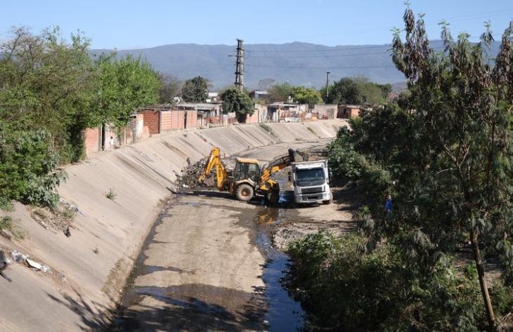 Maquinaria trabajando en la limpieza del Canal Sur en Tucumán
