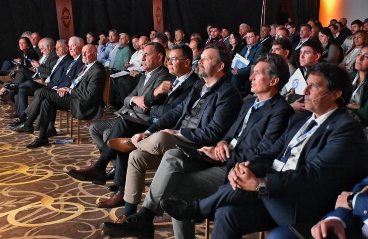 Autoridades y representantes del sector automotor durante la apertura de la Convención Regional NOA 2026 de ACARA en Tucumán