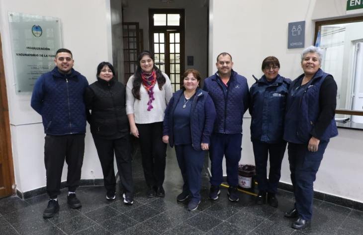 Equipo de vacunación aplicando dosis en el Vacunatorio de la Familia