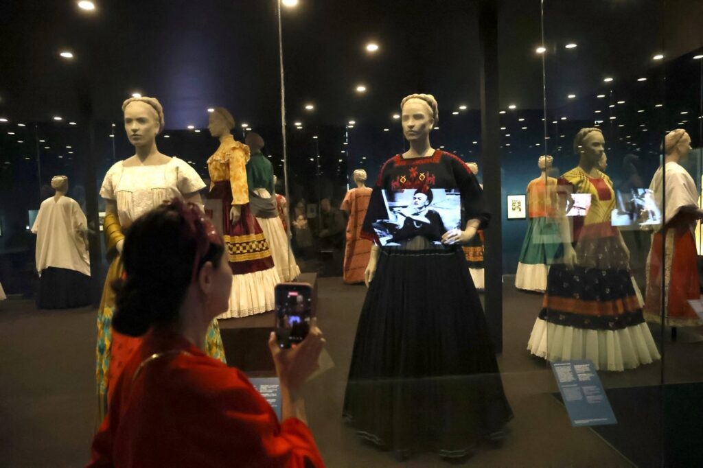 Vista de la exposición "Viva Frida" en el Malba con trajes de tehuana y objetos personales de Frida Kahlo