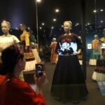 Vista de la exposición "Viva Frida" en el Malba con trajes de tehuana y objetos personales de Frida Kahlo