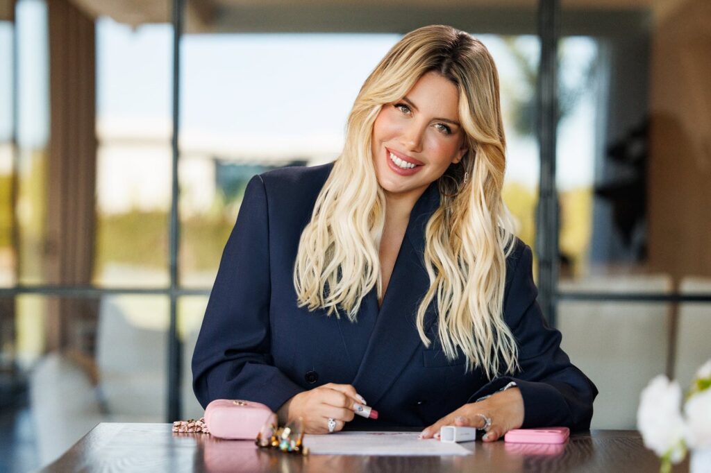Wanda Nara firmando contrato con lápiz labial