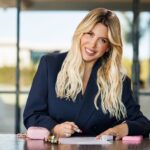 Wanda Nara firmando contrato con lápiz labial