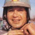 Nasif Estéfano junto a su auto de carrera