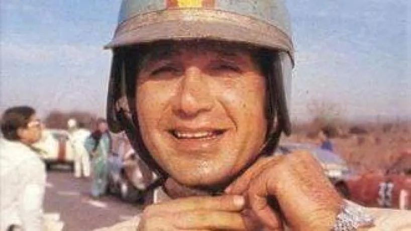 Nasif Estéfano junto a su auto de carrera