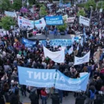 Docentes de la UNT durante una protesta por reclamos salariales y presupuestarios