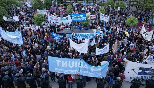 Docentes de la UNT durante una protesta por reclamos salariales y presupuestarios