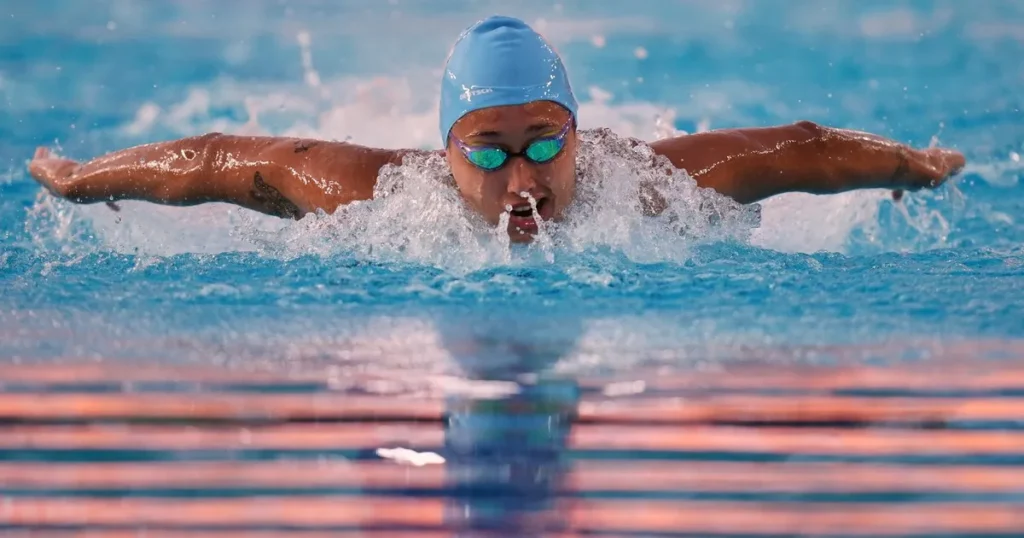 Agostina Hein nadando en pileta corta durante la final de los 400 metros medley
