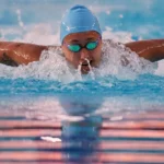 Agostina Hein nadando en pileta corta durante la final de los 400 metros medley