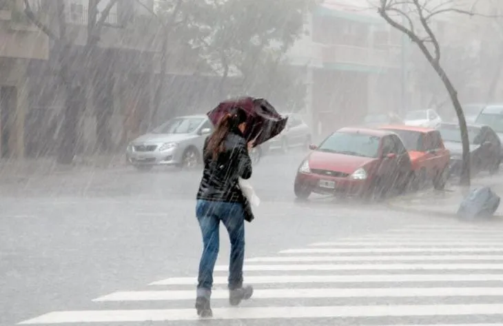 Cielo nublado con lluvia en la ciudad de Tucumán