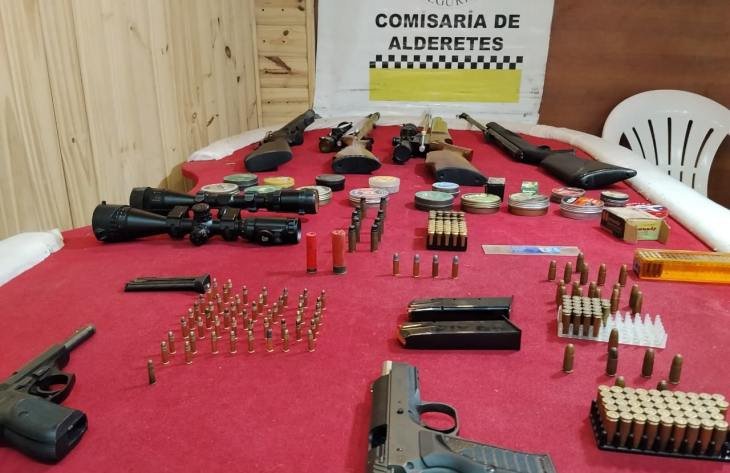 Móvil policial en un operativo de allanamiento en Alderetes