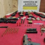 Móvil policial en un operativo de allanamiento en Alderetes