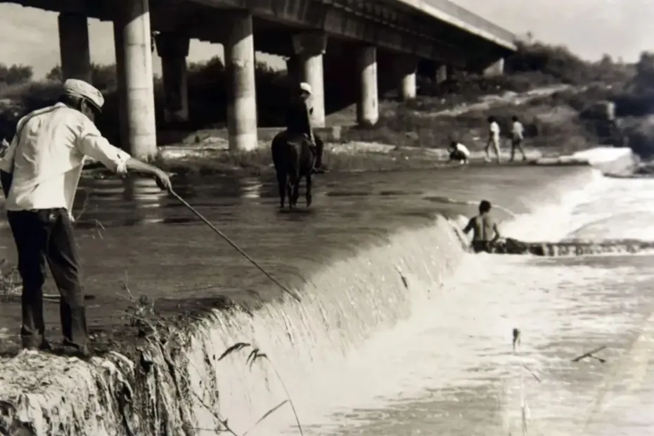Vista del río Salí en Tucumán con aguas contaminadas y residuos en sus márgenes
