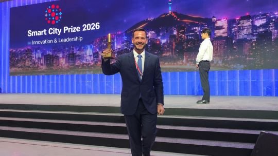 Ariel Sujarchuk recibiendo el Seoul Smart City Prize en Seúl