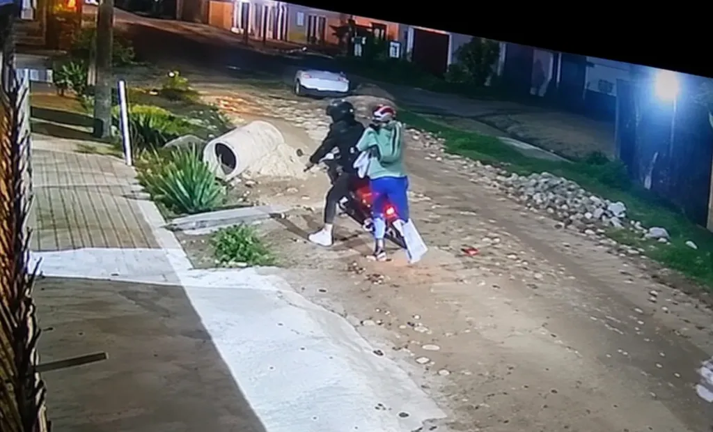 Imagen de un operativo policial en la calle Armonía de González Catán, donde ocurrió el ataque