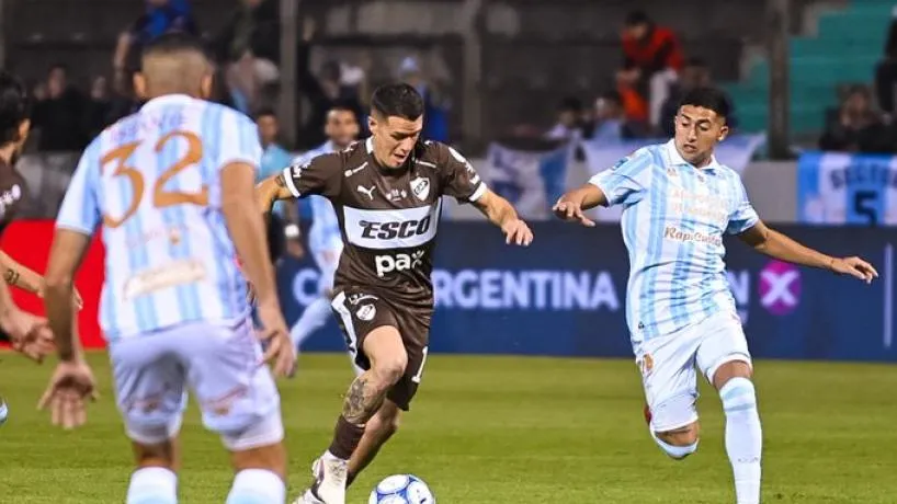 Jugadores de Atlético Tucumán y Platense durante la definición por penales