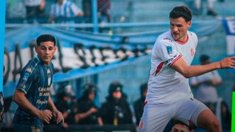 Jugadores de Atlético Tucumán y Barracas Central durante el partido en el Estadio Monumental