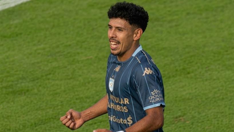 Jugador de Atlético Tucumán celebrando el gol de Laméndola ante Barracas Central