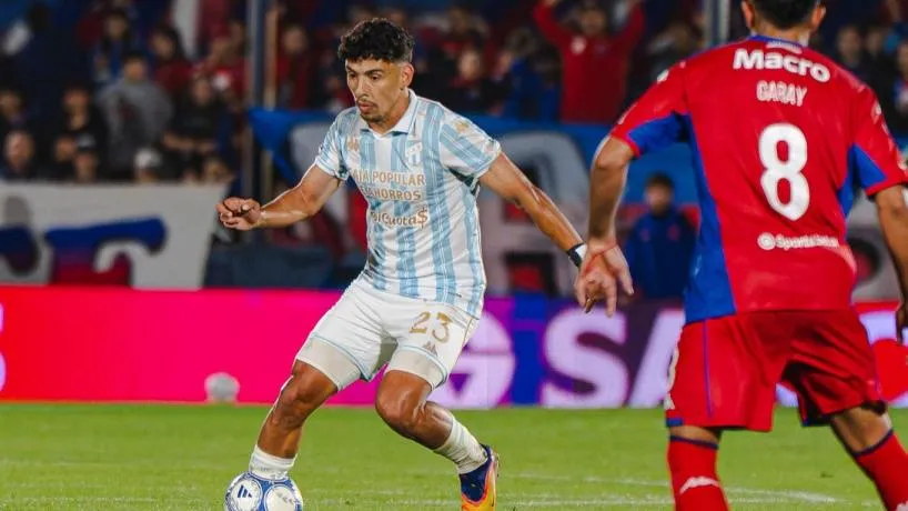 Jugadores de Atlético Tucumán y Tigre durante el partido en Victoria