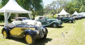 Exposición de vehículos clásicos en el Hipódromo de San Isidro durante AutoClásica