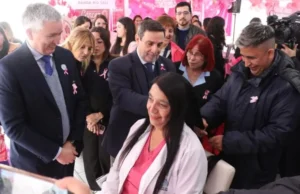 Stand del Banco de Pelucas en plaza Independencia durante la jornada por el Día Internacional de la Lucha contra el Cáncer de Mama