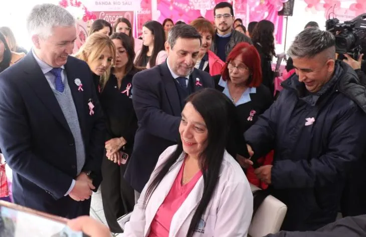 Stand del Banco de Pelucas en plaza Independencia durante la jornada por el Día Internacional de la Lucha contra el Cáncer de Mama