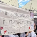 Bandera con la frase 'Jimin, sos bienvenido en el Festival del Limón' exhibida en el estadio de La Plata