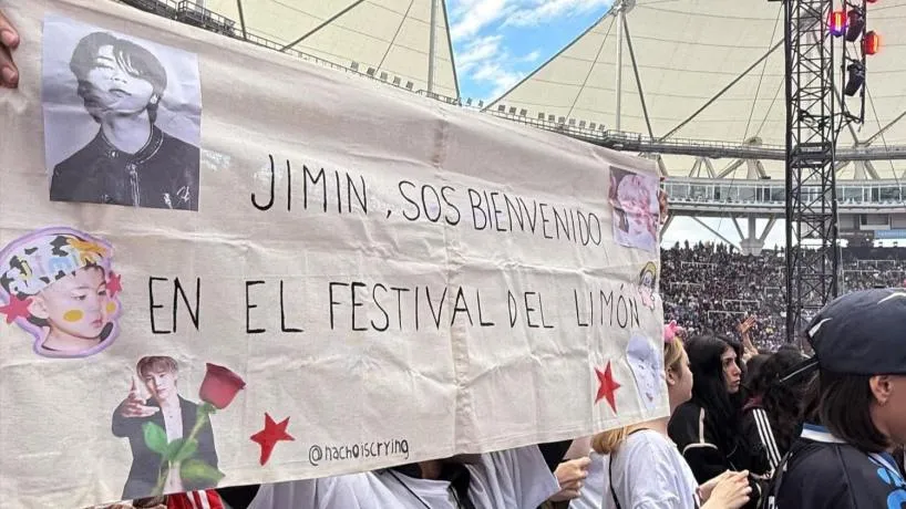 Bandera con la frase 'Jimin, sos bienvenido en el Festival del Limón' exhibida en el estadio de La Plata