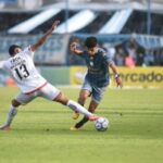 Jugadores de Atlético Tucumán y Barracas Central disputando el balón en el estadio Monumental