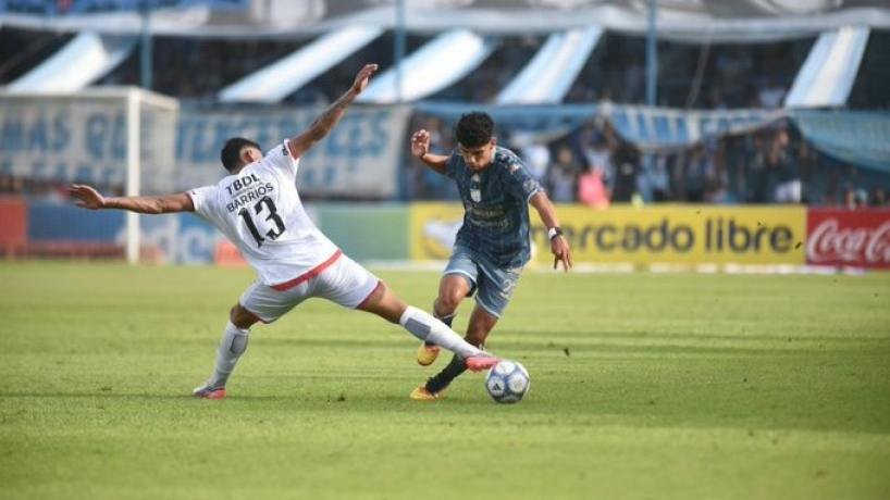Jugadores de Atlético Tucumán y Barracas Central disputando el balón en el estadio Monumental