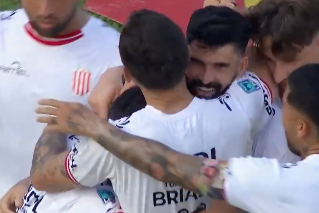 Nicolás Orsini celebrando un gol con la camiseta de Barracas Central