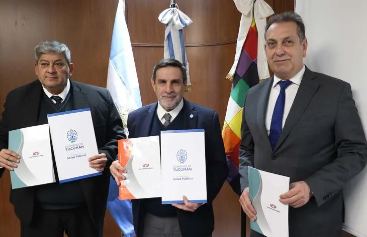 Autoridades del Ministerio de Salud Pública y de la Caja Popular de Ahorros firman el convenio de cesión del tráiler equipado para el Hospital Móvil en Tucumán.