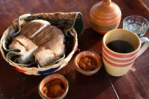 Vista de las montañas y cardones en los Valles Calchaquíes, Tucumán