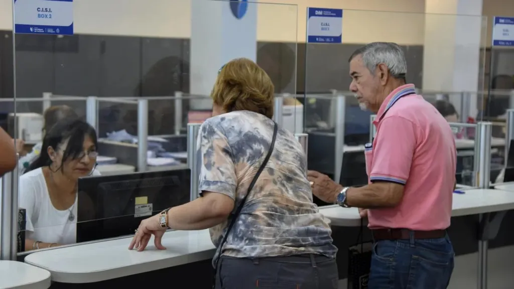 Sesión del Concejo Deliberante de la Capital con concejales debatiendo proyectos sobre tasas municipales y la compra de edificios de la Escuela Gabriela Mistral