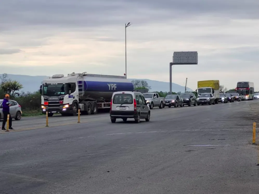 Congestión vehicular en la Ruta 9 a la altura del peaje de Molle Yaco, Tucumán
