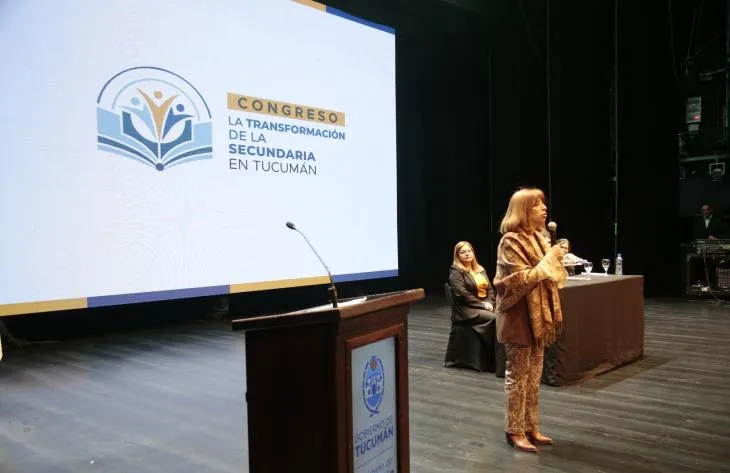 Autoridades durante la apertura del Congreso “La Transformación de la Escuela Secundaria en Tucumán” en el Teatro Mercedes Sosa