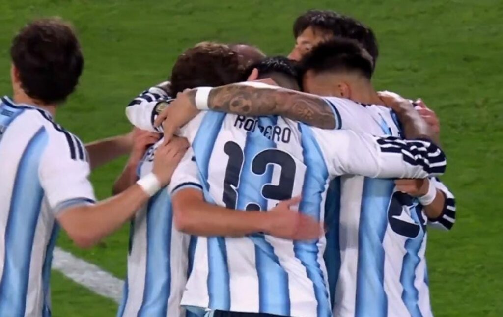 Cristian Cuti Romero celebrando su gol de cabeza para Argentina ante Bolivia