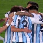 Cristian Cuti Romero celebrando su gol de cabeza para Argentina ante Bolivia