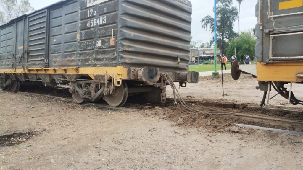 Vagones de tren de carga volcados en Ranchillos, Tucumán