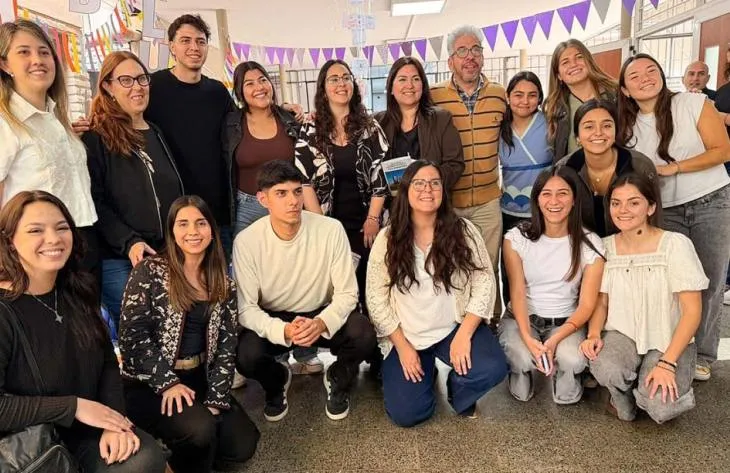 Profesionales de terapia ocupacional durante una sesión de rehabilitación en un hospital de Tucumán