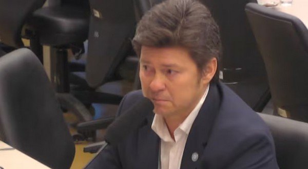 Diputado Almirón durante el plenario de comisiones en el Congreso