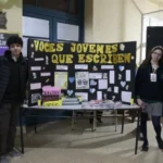Estudiantes y autoridades durante el acto de premiación de los concursos literarios y teatrales en Tucumán